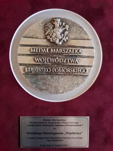 Medal Marszałka Województwa Kujawsko – Pomorskiego „Unitas Durat Palatinatus Cuiaviano – Pomeraniensis” przyznany Toruńskiemu Stowarzyszeniu „Współpraca” za zasługi na rzecz Województwa Kujawsko-Pomorskiego i jego mieszkańców. Medal Marszałka Województwa Kujawsko – Pomorskiego „Unitas Durat Palatinatus Cuiaviano – Pomeraniensis” przyznany Toruńskiemu Stowarzyszeniu „Współpraca” za zasługi na rzecz Województwa Kujawsko-Pomorskiego i jego mieszkańców.