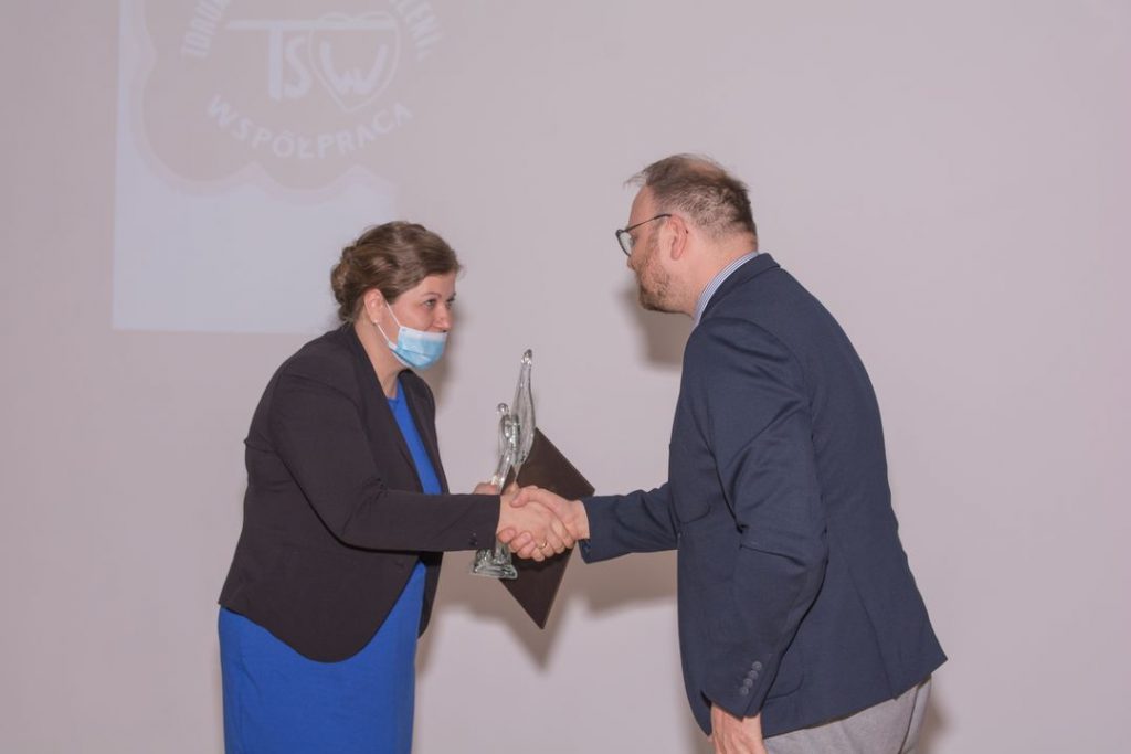 Gratulacje z okazji 25-lecia działalności Toruńskiego Stowarzyszenia „Współpraca” składane przez Pana Pawła Gulewskiego Zastępcę Prezydenta Miasta Torunia na ręce Przewodniczącej Zarządu Stowarzyszenia „Współpraca” i Kierownika Środowiskowego Domu Samopomocy Pani Marzeny Wolskiej. Gratulacje z okazji 25-lecia działalności Toruńskiego Stowarzyszenia „Współpraca” składane przez Pana Pawła Gulewskiego Zastępcę Prezydenta Miasta Torunia na ręce Przewodniczącej Zarządu Stowarzyszenia „Współpraca” i Kierownika Środowiskowego Domu Samopomocy Pani Marzeny Wolskiej.