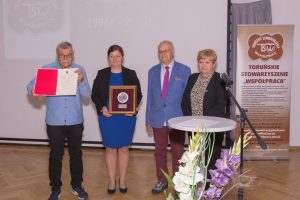 Pani Krystyna Żejmo – Wysocka – Dyrektor Departamentu Spraw Społecznych Urzędu Marszałkowskiego wręcza Toruńskiemu Stowarzyszeniu „Współpraca” Medal Marszałka Województwa Kujawsko – Pomorskiego „Unitas Durat Palatinatus Cuiaviano – Pomeraniensis”. Pani Krystyna Żejmo – Wysocka – Dyrektor Departamentu Spraw Społecznych Urzędu Marszałkowskiego wręcza Toruńskiemu Stowarzyszeniu „Współpraca” Medal Marszałka Województwa Kujawsko – Pomorskiego „Unitas Durat Palatinatus Cuiaviano – Pomeraniensis”.