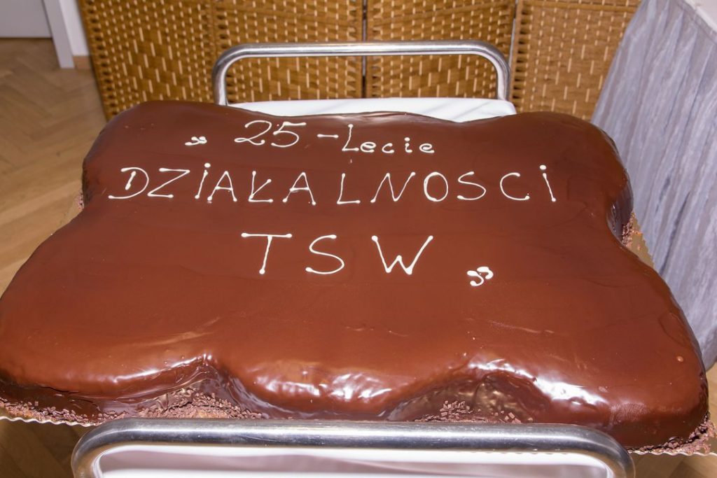 Jubileuszowy tort z okazji 25-lecia działalności Toruńskiego Stowarzyszenia „Współpraca”. Jubileuszowy tort z okazji 25-lecia działalności Toruńskiego Stowarzyszenia „Współpraca”.