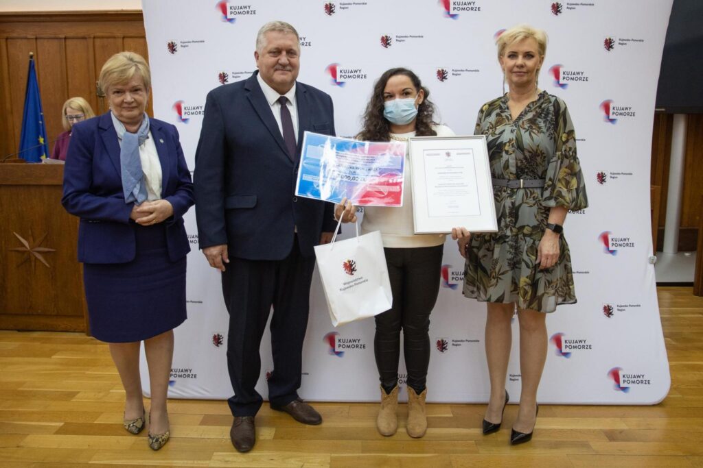Przedstawiciele Urzędu Marszałkowskiego w Toruniu z Panią Agnieszką Rychlewską-Tur laureatką konkursu na „Najlepszego Terapeutę Zajęciowego Województwa Kujawsko-Pomorskiego”.