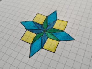 Na zdjęciu widoczny wielokolorowy kształt geometryczny przypominający gwiazdę.