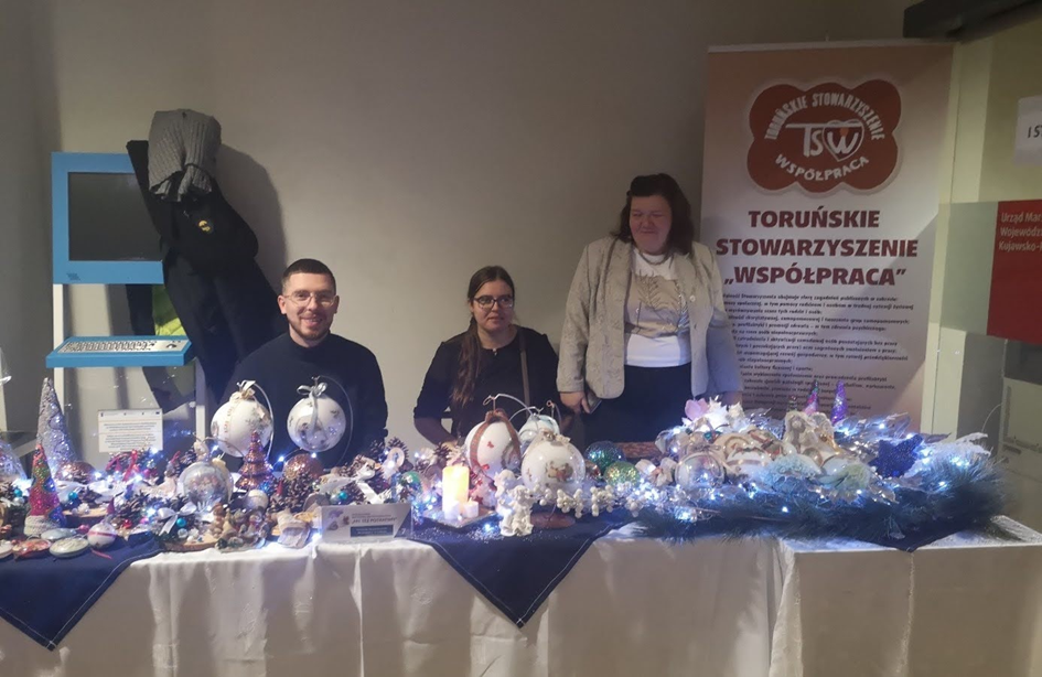 Zdjęcie przedstawia prelegentów oraz uczestników biorących udział w obchodach Światowego Dnia Zdrowia Psychicznego odbywające się w Muzeum Etnograficznym w Toruniu. Zdjęcie przedstawia prelegentów oraz uczestników biorących udział w obchodach Światowego Dnia Zdrowia Psychicznego odbywające się w Muzeum Etnograficznym w Toruniu.