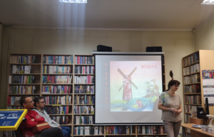 Zdjęcie przedstawia prowadzącą prelekcje oraz osoby biorące w niej udział.