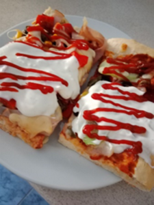 Zdjęcie przedstawia dwie pizze wykonane przez uczestników w ramach treningu kulinarnego z okazji Dnia Pizzy